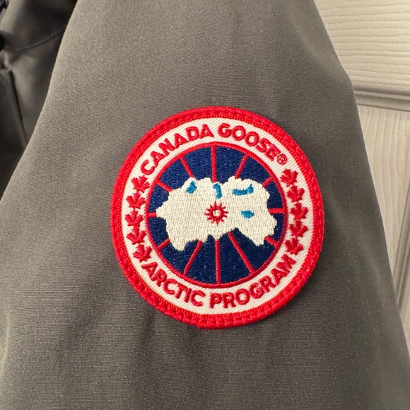Men’s Canada Goose Chateau Jacket - Picture 3 of 9